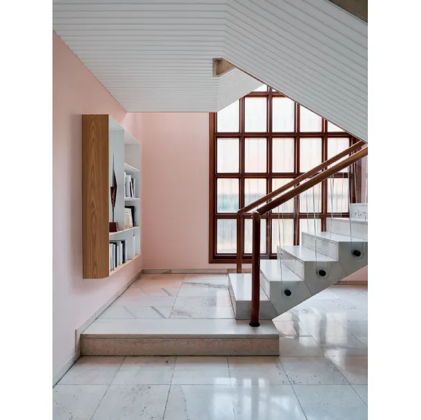 Libreria sospesa in laccato opaco e olmo D-357-2 di Molteni & C