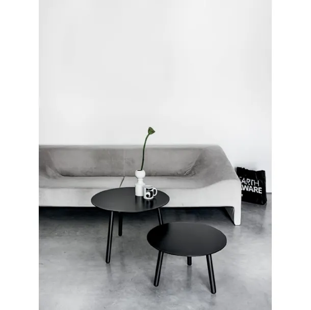 Tavolino rotondo con gambe in legno tinto e top in laminato nero disponibile in due altezze BCN Table di Kristalia