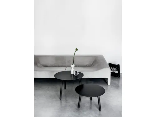 Tavolino rotondo con gambe in legno tinto e top in laminato nero disponibile in due altezze BCN Table di Kristalia