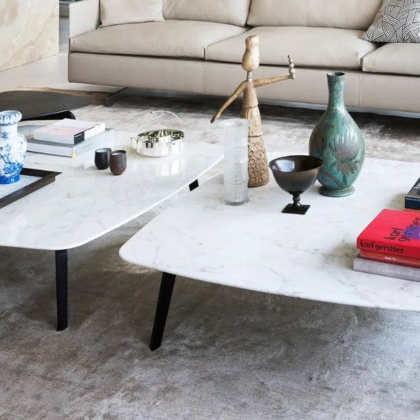 Tavolino con base in massello di frassino e top in marmo o legno, disponibile in varie forme Fiorile di Poltrona Frau