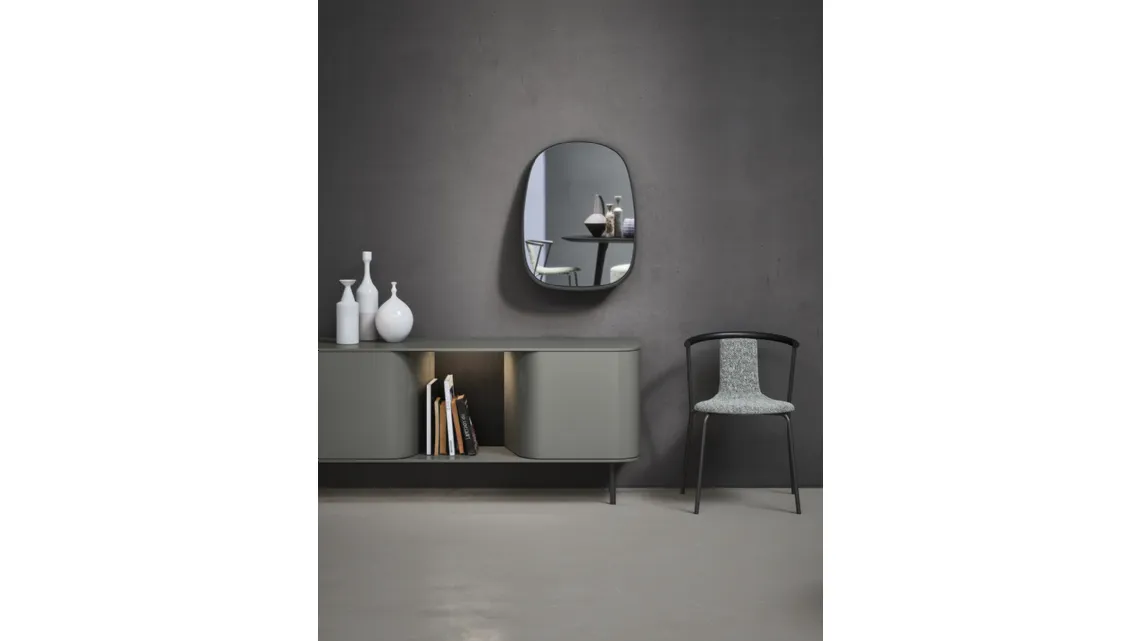 Specchio Flow con cornice in cuoio di Novamobili