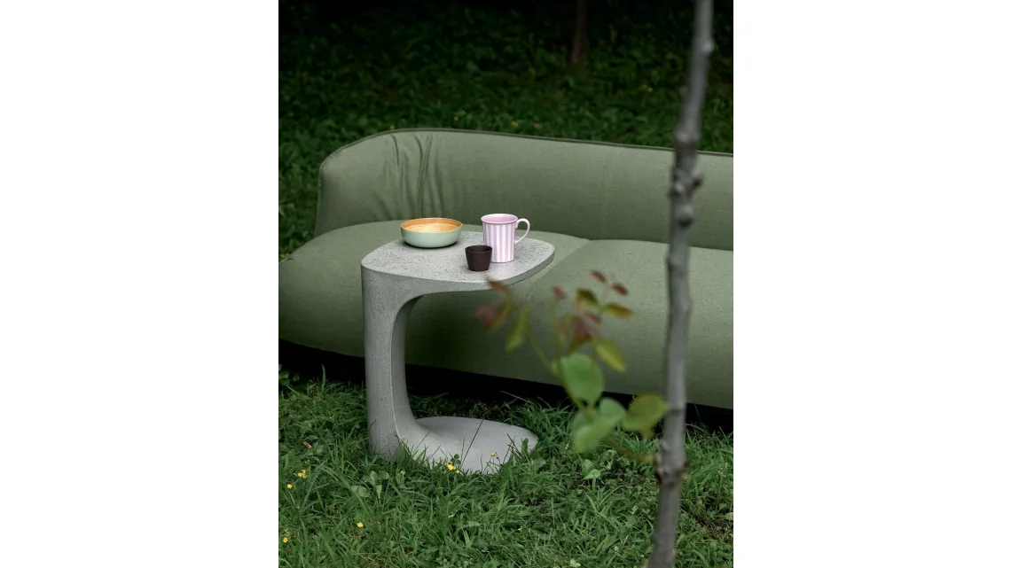 Tavolino Font in cemento di Kristalia