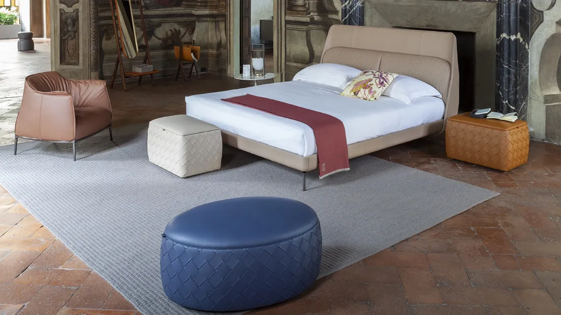 Pouf ovale o versione contenitore in pelle Grant di Poltrona Frau