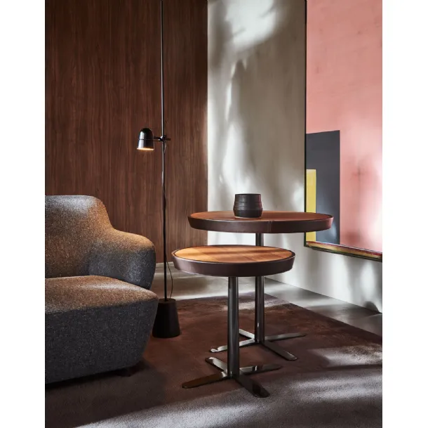 Tavolino Kew in legno e pelle con base in metallo disponibile in due altezze di Molteni & C