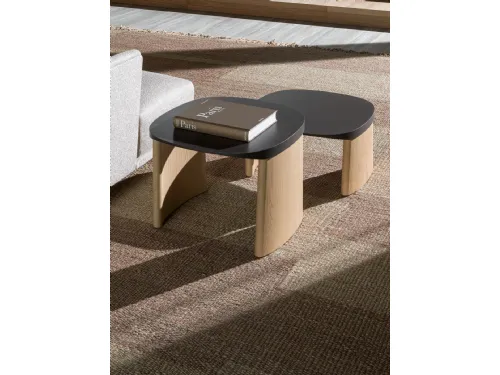 Tavolino Cleo Coffee Table con top in laccato effetto metallo  e base in legno di Molteni & C