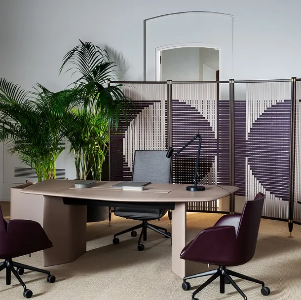 Pannello decorativo Plot realizzato con listelli in pelle intrecciata  agganciati ai tubolari metallici della struttura di Poltrona Frau