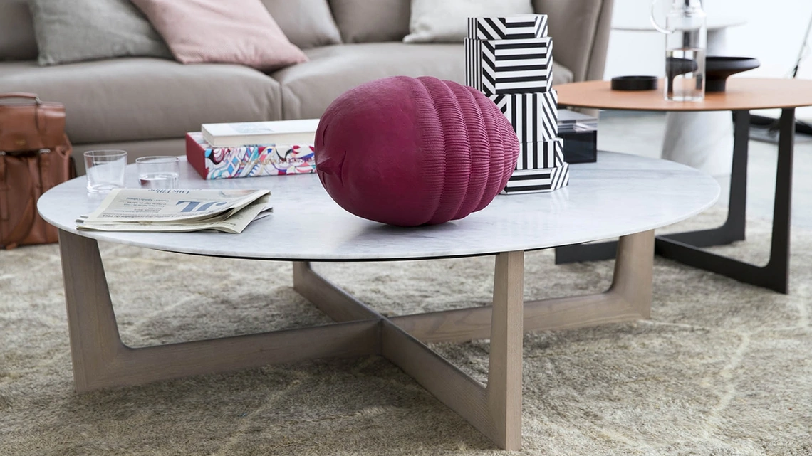 Tavolino rotondo Ilary con top in marmo e base in multistrato di Betulla di Poltrona Frau