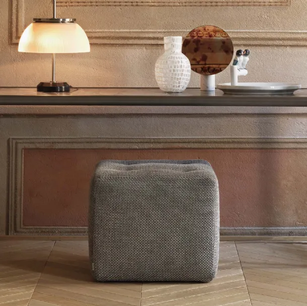 Pouf Iko in tessuto a forma di cubo di Flou