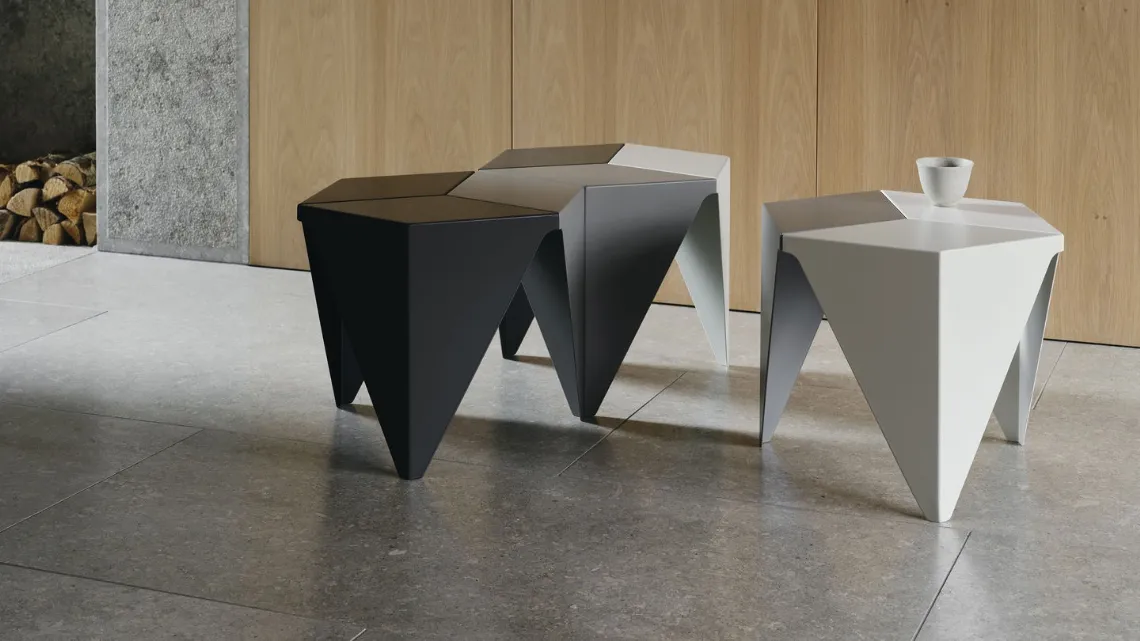 Tavolini in lamiera di metallo Prismatic Table di Vitra