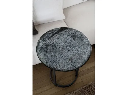 Tavolino rotondo con top in pietra lavica Regent di Molteni & C