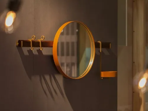 Appendiabiti in legno con specchio integrato Ren di Poltrona Frau