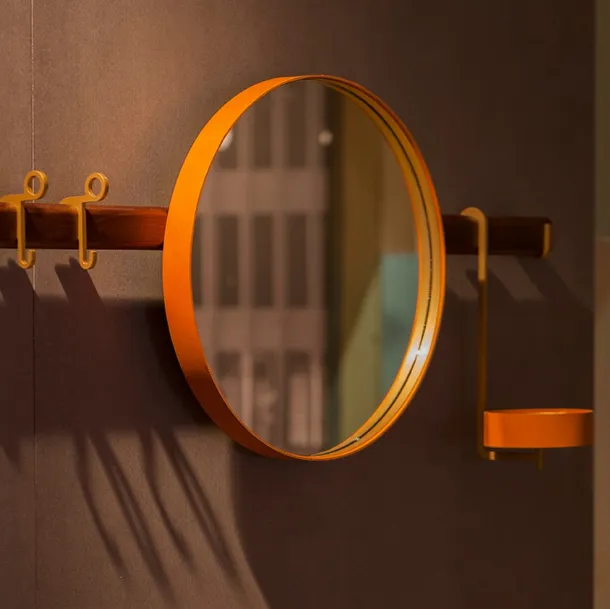 Ren Specchio Appendiabiti con cornice rivestita in cuoio e supporto in legno di Poltrona Frau