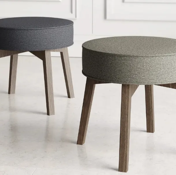 Pouf in tessuto con gambe in legno Rik di Doimo Salotti