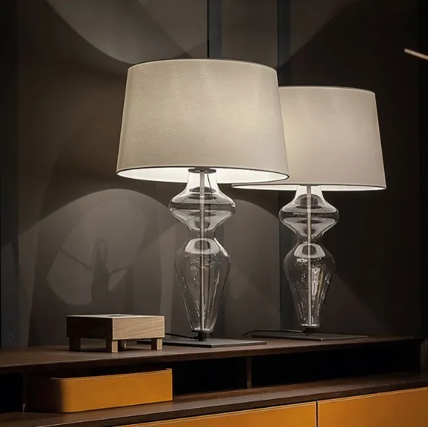Lampada da Tavolo con base e stelo in acciaio con sagoma esterna in vetro trasparente Holly di Poltrona Frau