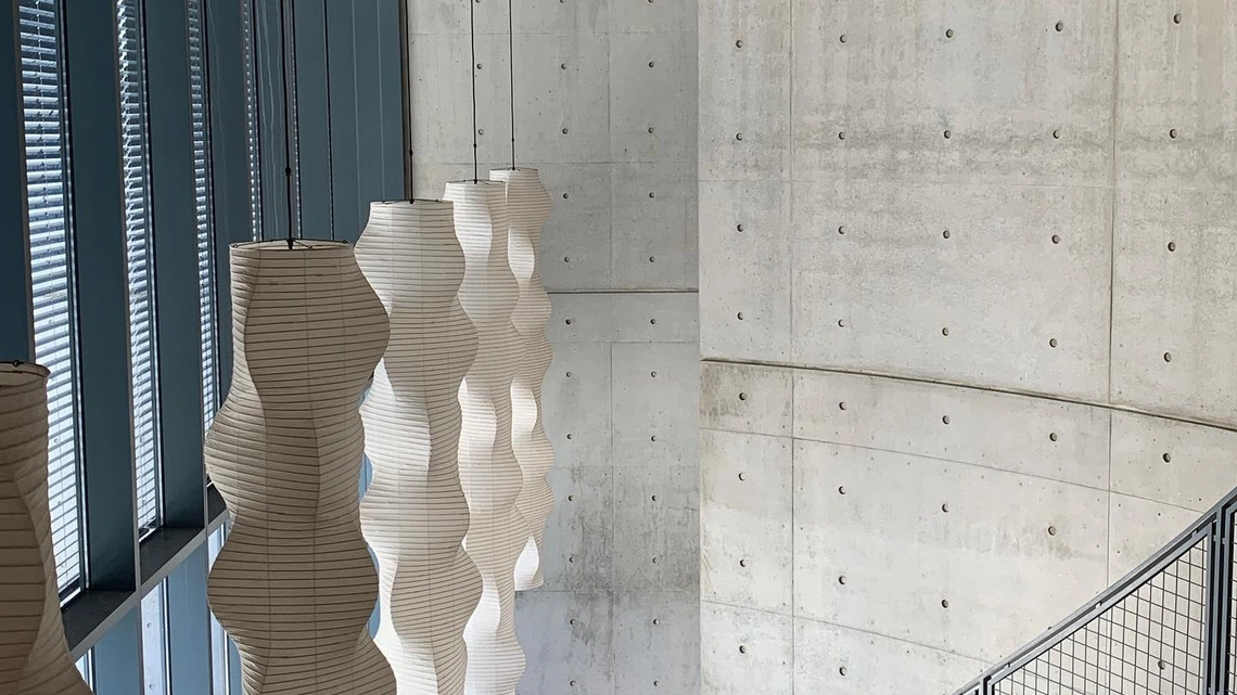 Lampada a sospensione, realizzata a mano, in tradizionale carta washi, da artigiani giapponesi, Akari 33N di VitraLampada a sospensione, realizzata a mano, in tradizionale carta washi, da artigiani giapponesi, Akari 33N di Vitra