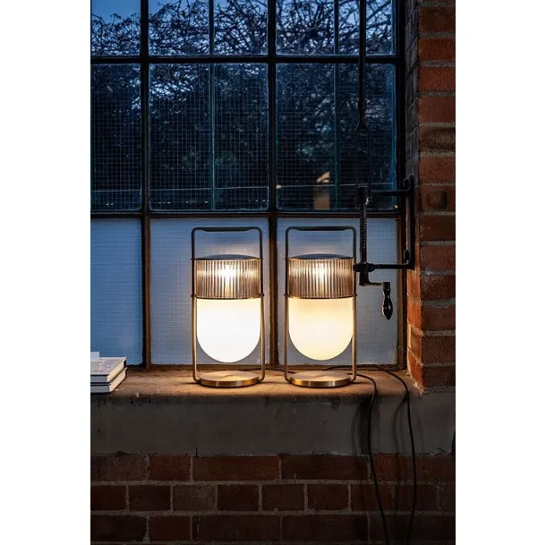 Lampada da Tavolo Xi in vetro e vetro cannettato colorato con struttura in metallo finitura ottone di Poltrona Frau