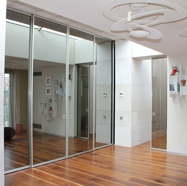 Porta scorrevole con telaio in alluminio Less di Movi
