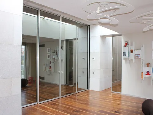 Porta per interni Less Scorrevole 01 con telaio in alluminio e cristallo di Movi