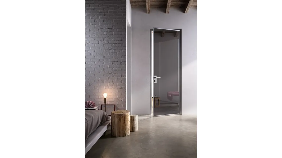 Porta per interni battente Thesi in cristallo trasparente fumé e telaio in alluminio di Movi