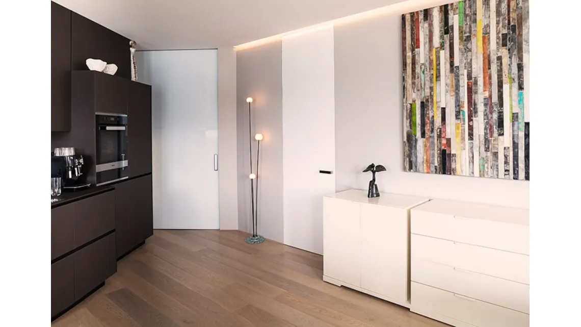 Porta per interni Segno Filomuro con telaio in alluminio e cristallo di Movi