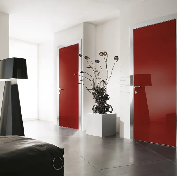 Porta battente Segno con stipiti cromo lucido e pannello cristallo bifacciale mattone di Movi