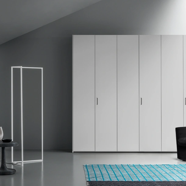 Armadio con ante battenti Aria Simple Incavo di Kristalia