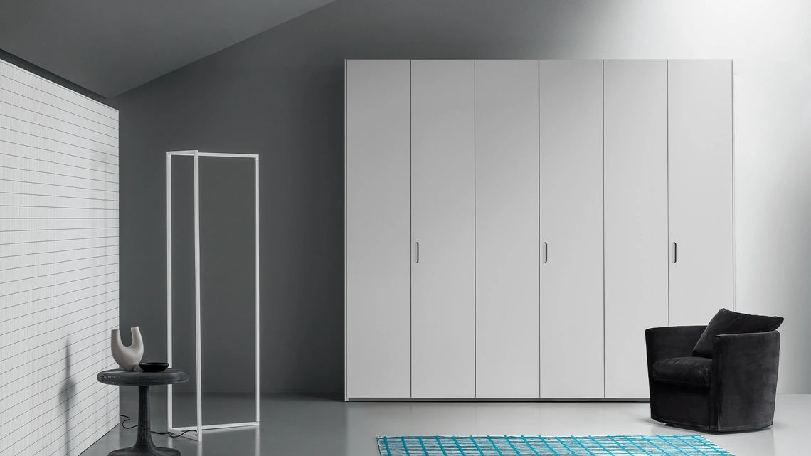 Armadio con ante battenti Aria Simple Incavo di Kristalia