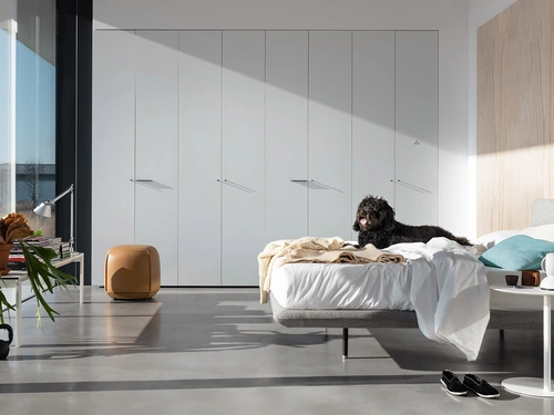 Armadio con ante battenti Aria Simple di Kristalia