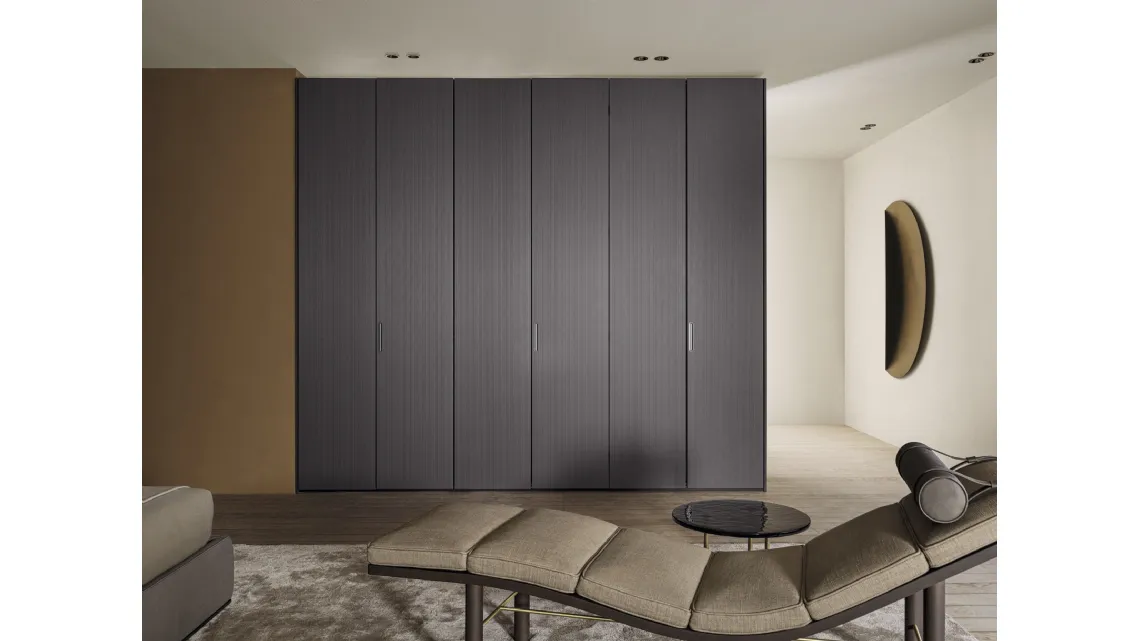 Armadio con ante battenti Gliss Master Linear Doors in vetro acidato con effetto rigato 3D di Molteni & C