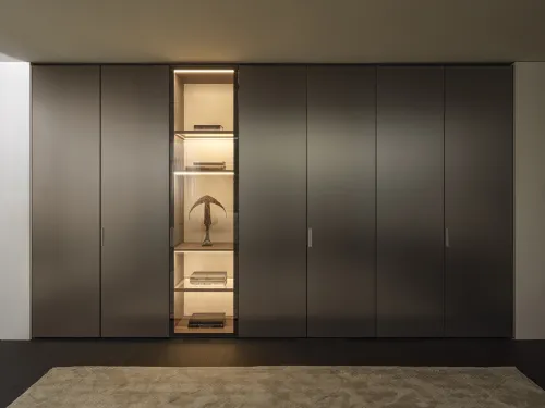 Armadio con ante battenti Gliss Master Linear Doors in vetro acidato di Molteni & C