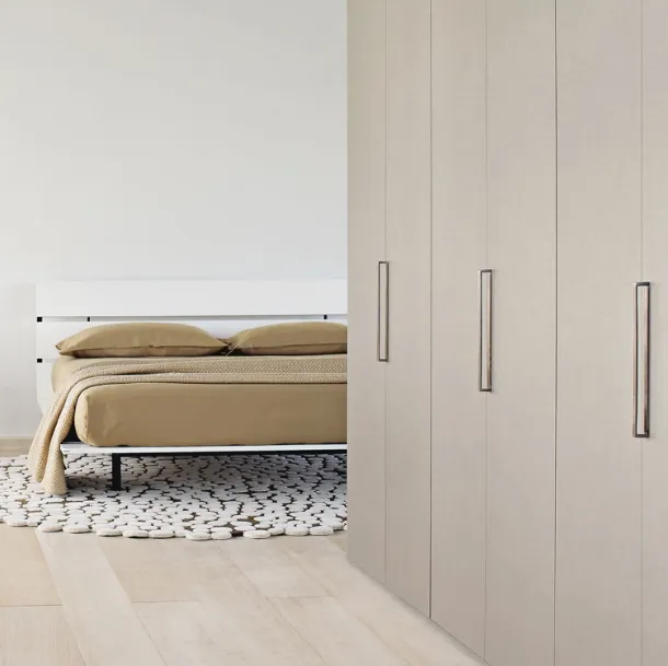 Armadio con ante battenti termostrutturate con incisioni a rilievo effetto legno Style di Flou