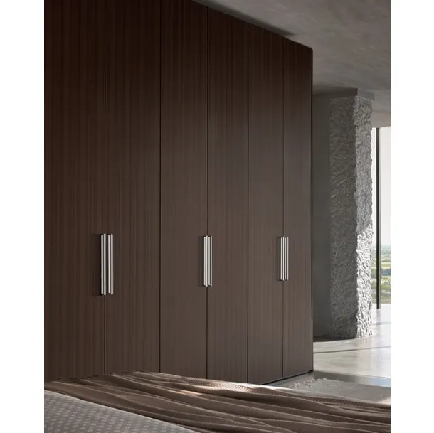 Armadio con ante battenti in legno di rovere finitura caffè Wood di Flou
