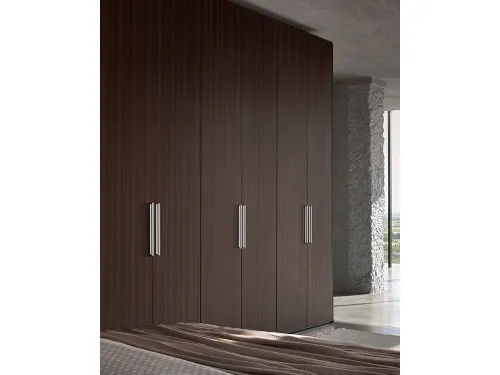 Armadio con ante battenti in legno di rovere finitura caffè Wood di Flou