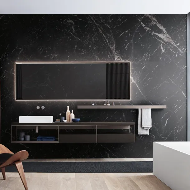 Mobile da Bagno con top in rovere nero, elemento a giorno con struttura in alluminio laccato quarzo e ripiano in vetro fumè Fjord Fjord 24 01 di Milldue