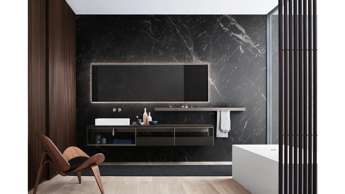 Mobile da Bagno con top in rovere nero, elemento a giorno con struttura in alluminio laccato quarzo e ripiano in vetro fumè Fjord Fjord 24 01 di Milldue