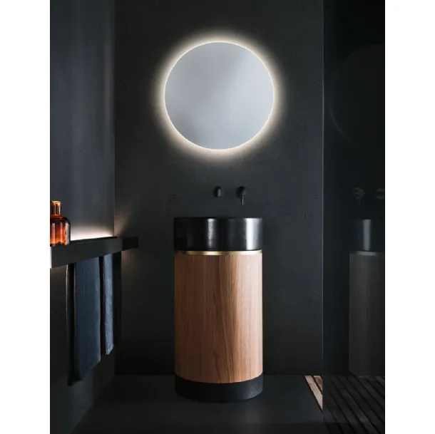 Lavabo Verticale con lavabo in ceramica nera opaca, fascia in oro satinato, parte centrale in noce canaletto e zoccolo in Rovere nero Roma 24 06 di Milldue