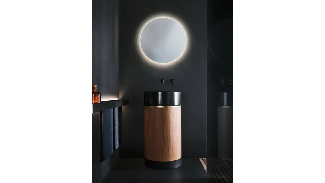 Lavabo Verticale con lavabo in ceramica nera opaca, fascia finitura oro satinato, parte centrale in Noce Canaletto e zoccolo in Rovere nero Roma 23 06 di Milldue