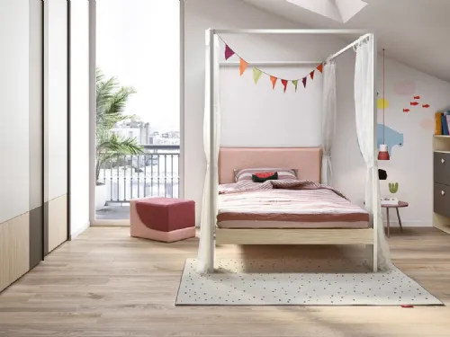 Cameretta con letto a baldacchino e armadio ad ante scorrevoli Kids space 06 di Nidi
