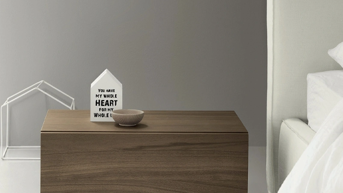 Comodino in noce All Night di Kristalia