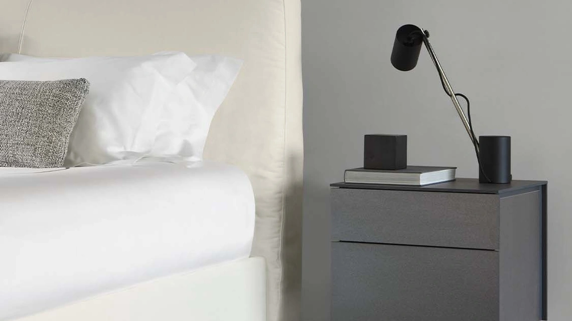 Comodino Juta Alto con piedino centrale di Flou