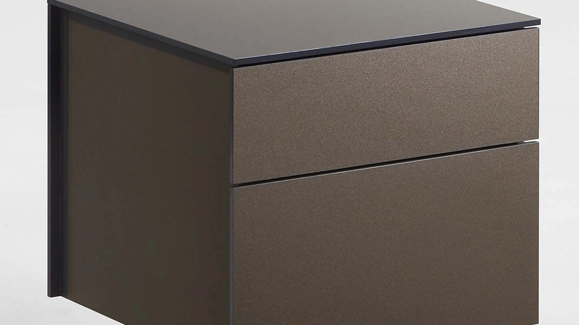 Comodino Juta Alto con piedino centrale di Flou