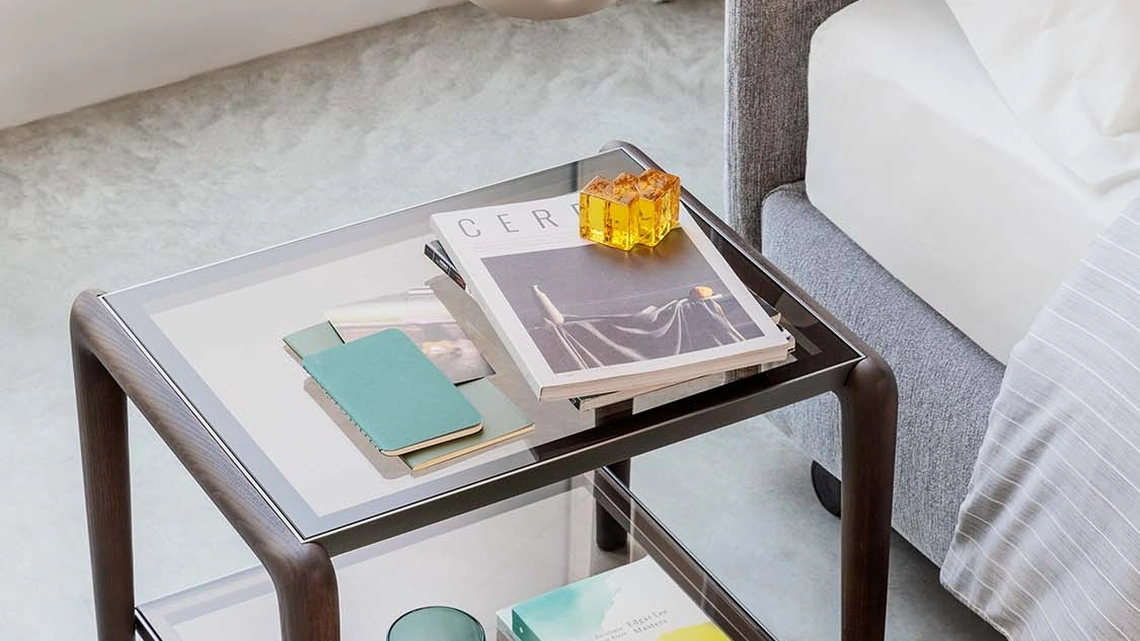 Comodino in vetro metallo e legno Gaudì di Flou