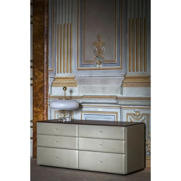Comò Moondance in legno rivestito in pelle di Poltrona Frau