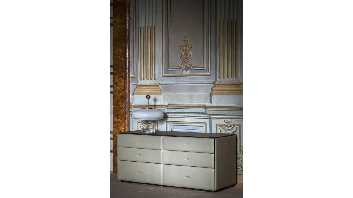 Comò Moondance in legno rivestito in pelle di Poltrona Frau