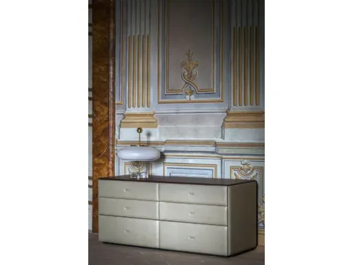 Comò Moondance in legno rivestito in pelle di Poltrona Frau