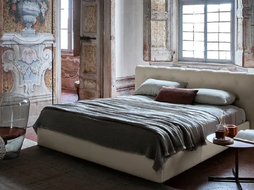 Letto in tessuto con struttura in legno Gaudì di Flou