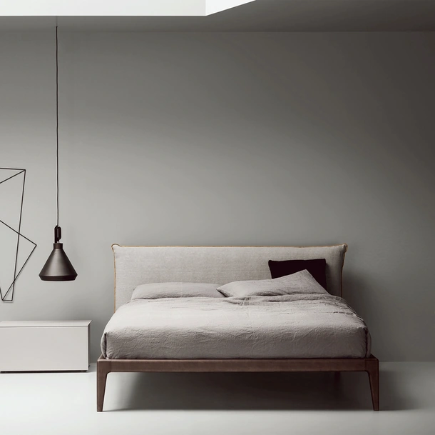 Letto con testiera imbottita Bun di Kristalia