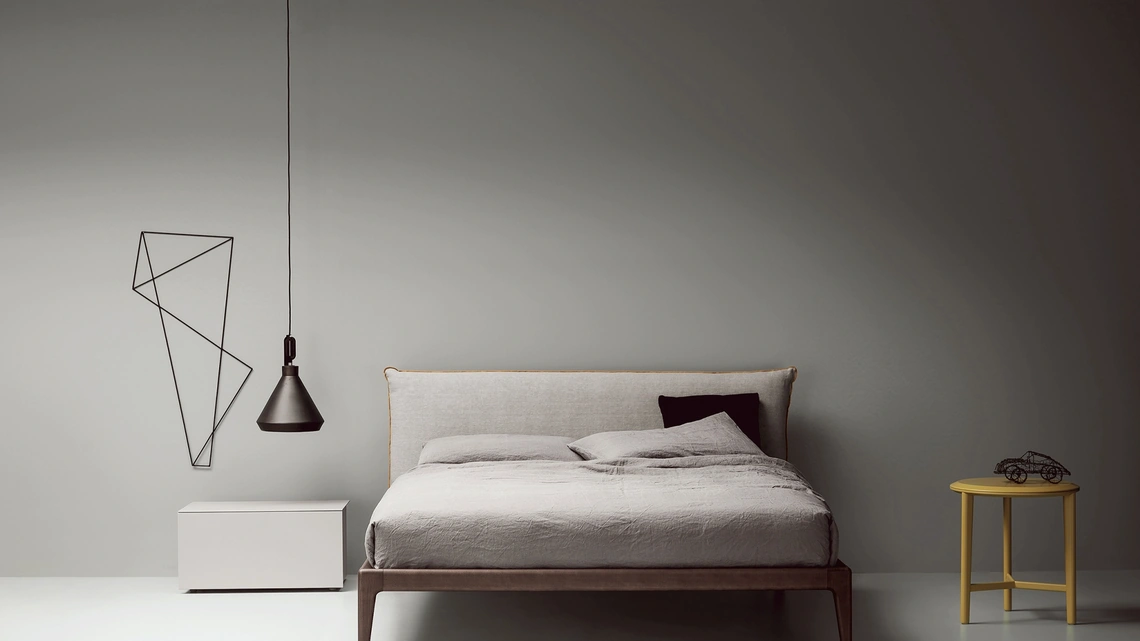 Letto con testiera imbottita Bun di Kristalia