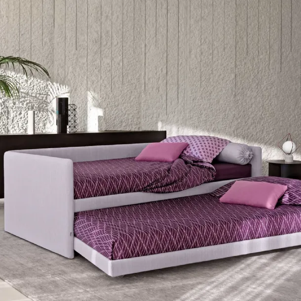 Duetto con secondo letto estraibile e struttura rivestita completamente sfoderabile con piano di riposo a doghe fisse con possibilità di pistoni per sollevamento a matrimoniale del secondo letto di Flou