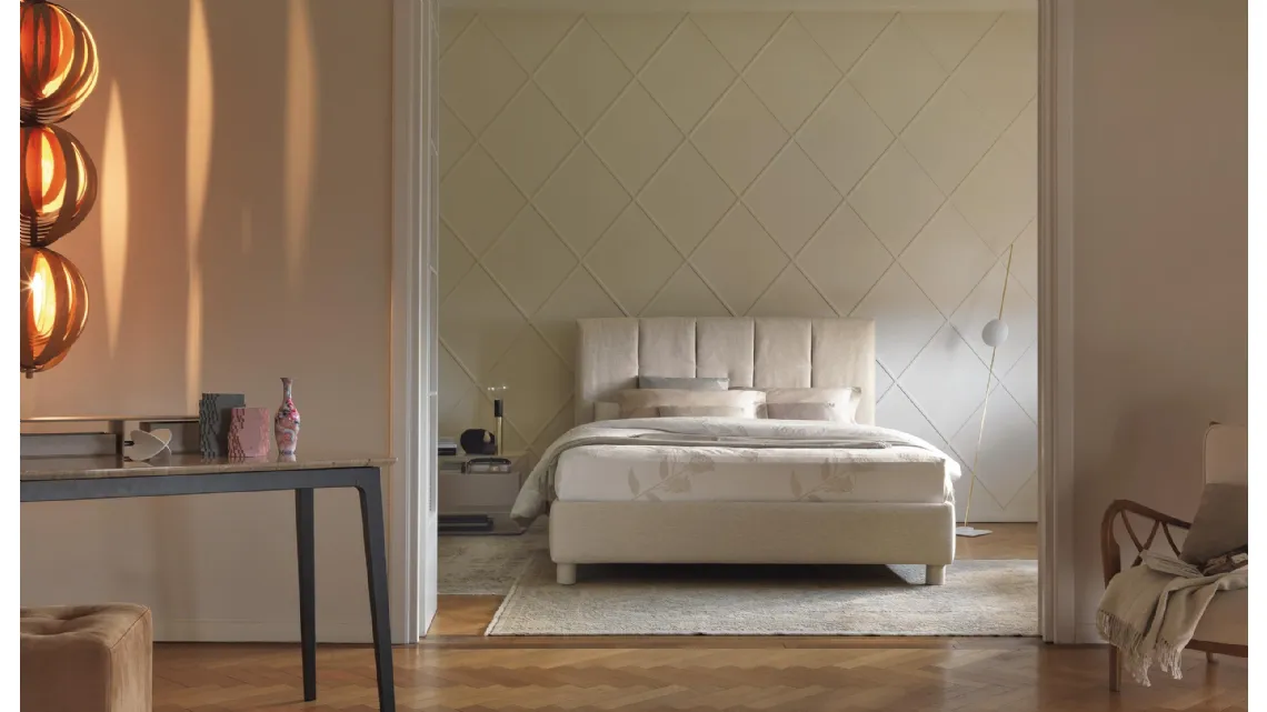 Letto matrimoniale dal design lineare con testiera decorata da accurati sfondi piega, Argan di Flou